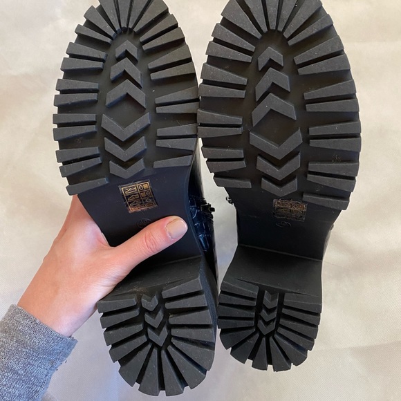 MISSGUIDED black faux leather croc boots - Picture 6 of 9